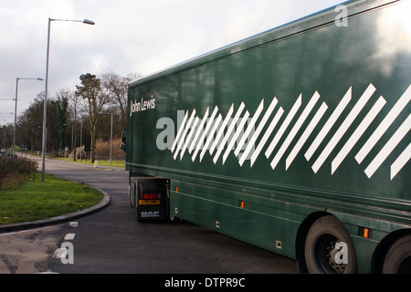 Camion Articulé une sortie d'un rond-point à Coulsdon, Surrey, Angleterre Banque D'Images