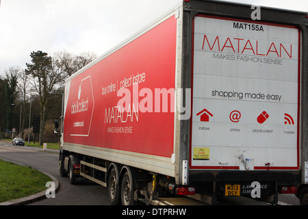 Un camion articulé en laissant un rond-point à Coulsdon, Surrey, Angleterre Banque D'Images