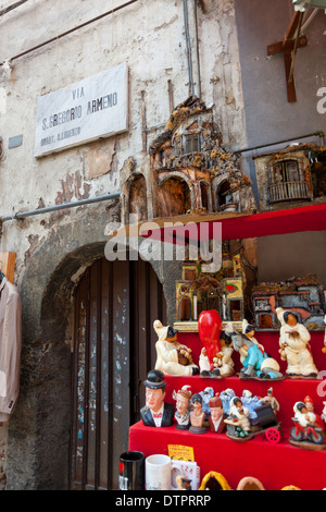 Crèches de Noël dans une rue typique de Naples, San Gregorio Armeno. Banque D'Images