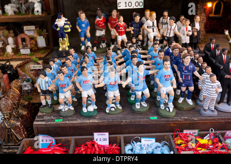 Figurines pour crèche représentant le Napoli acteurs de San Gregorio Armeno, Naples. Banque D'Images