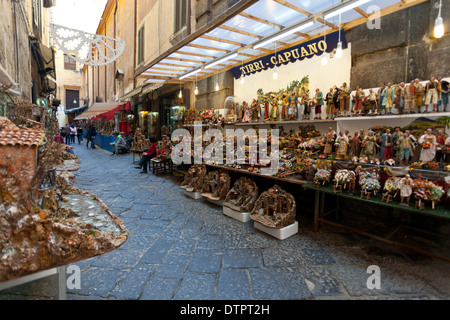 Crèches de Noël dans une rue typique de Naples, San Gregorio Armeno. Banque D'Images