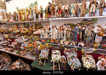 Crèches de Noël dans une rue typique de Naples, San Gregorio Armeno. Banque D'Images