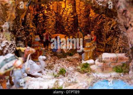 Crèches de Noël dans une rue typique de Naples, San Gregorio Armeno. Banque D'Images