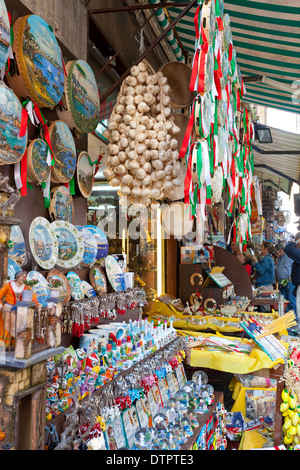 Crèches de Noël dans une rue typique de Naples, San Gregorio Armeno. Banque D'Images