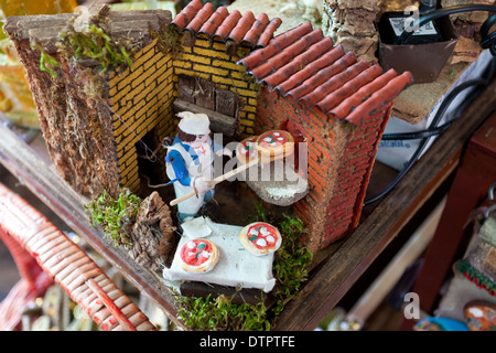 Crèches de Noël dans une rue typique de Naples, San Gregorio Armeno. Banque D'Images