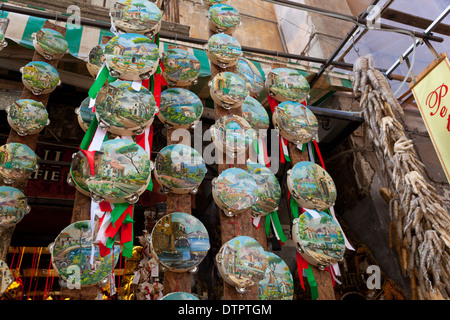 Crèches de Noël dans une rue typique de Naples, San Gregorio Armeno. Banque D'Images