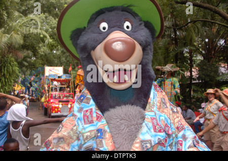 Baloo de The Lion King défilant à Mickey's Jamming Jungle Parade dans le monde de Walt Disney Animal Kingdom, Orlando, Floride, États-Unis Banque D'Images