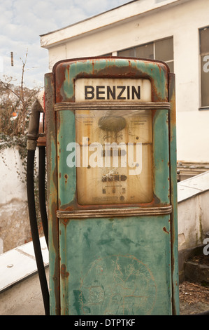 L'essence à l'ancienne pompe à carburant diesel benzine design rétro abandonnées sur vieux garage désaffecté avant-cour Banque D'Images