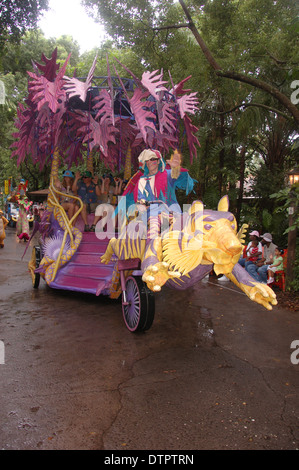 Un homme monté sur un tigre à la parade de flottement à Mickey's Jamming Jungle Parade dans le monde de Walt Disney Animal Kingdom, Orlando, Floride, États-Unis Banque D'Images