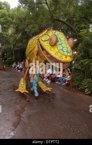 Un lézard à la parade de flottement à Mickey's Jamming Jungle Parade dans le monde de Walt Disney Animal Kingdom, Orlando, Floride, États-Unis Banque D'Images