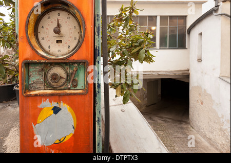 L'essence à l'ancienne pompe à carburant diesel benzine design rétro abandonnées sur vieux garage désaffecté avant-cour Banque D'Images