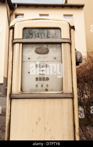 L'essence à l'ancienne pompe à carburant diesel benzine design rétro abandonnées sur vieux garage désaffecté avant-cour Banque D'Images