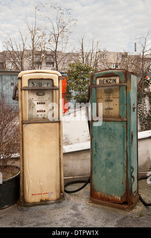 L'essence à l'ancienne pompe à carburant diesel benzine design rétro abandonnées sur vieux garage désaffecté avant-cour Banque D'Images