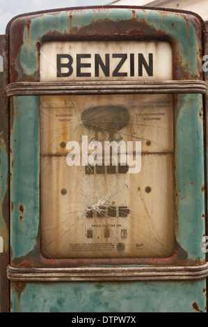 L'essence à l'ancienne pompe à carburant diesel benzine design rétro abandonnées sur vieux garage désaffecté avant-cour Banque D'Images