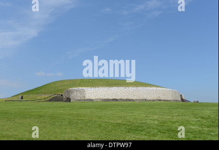 Newgrange est un monument préhistorique situé sur la côte orientale de l'Irlande. Banque D'Images