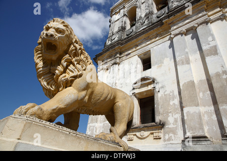 Statue d'un lion à l'extérieur de la Basilique de la Asunción, la cathédrale de Leon Nicaragua Banque D'Images