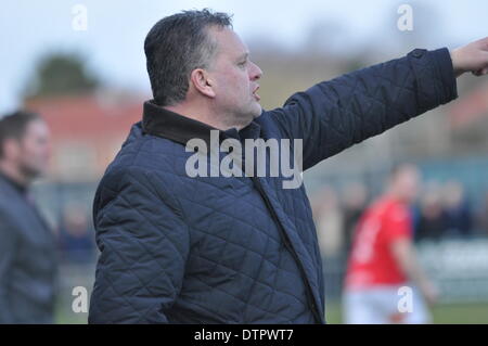 Alex Pike, de diriger son équipe à partir de la ligne de touche lors de la victoire historique de Gosport Borough sur Lee Bradbury's Havant et Waterlooville FC. Gosport, Royaume-Uni. Feb 22, 2014. Gosport Borough v Havant & Waterlooville, demi-finale, FA Trophy. Credit : Flashspix/Alamy Live News Banque D'Images