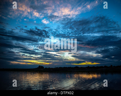 Paysage rivière Chobe avec Ciel de coucher du soleil reflétée dans l'eau Banque D'Images