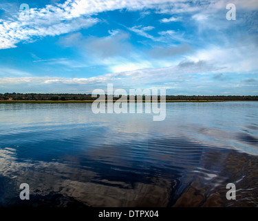 Paysage rivière Chobe avec sky reflète dans l'eau Banque D'Images