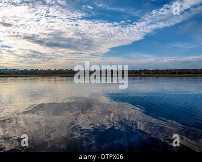 Paysage rivière Chobe avec sky reflète dans l'eau Banque D'Images