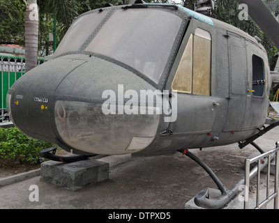 Un ex-forces américaines de l'hélicoptère Bell UH-1 Iroquois au Musée des débris de guerre, Saigon (Ho Chi Minh City, Viêt Nam). Banque D'Images