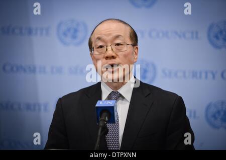 New York. Feb 22, 2014. Représentant permanent de la Chine auprès de l'Organisation des Nations Unies Liu Jieyi parle aux journalistes des médias après le Conseil de sécurité des Nations unies a adopté une résolution sur la Syrie, au siège des Nations Unies à New York, le 22 février 2014. La Chine a appelé le samedi pour la mise en oeuvre complète d'une résolution adoptée précédemment par le Conseil de sécurité de l'ONU pour renforcer l'accès de l'aide humanitaire en Syrie. Credit : Niu Xiaolei/Xinhua/Alamy Live News Banque D'Images