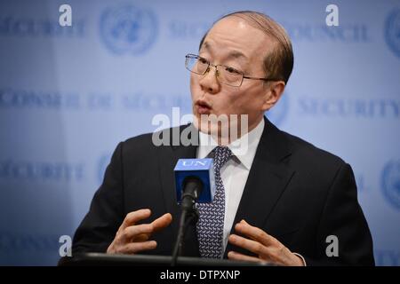 New York. Feb 22, 2014. Représentant permanent de la Chine auprès de l'Organisation des Nations Unies Liu Jieyi parle aux journalistes des médias après le Conseil de sécurité des Nations unies a adopté une résolution sur la Syrie, au siège des Nations Unies à New York, le 22 février 2014. La Chine a appelé le samedi pour la mise en oeuvre complète d'une résolution adoptée précédemment par le Conseil de sécurité de l'ONU pour renforcer l'accès de l'aide humanitaire en Syrie. Credit : Niu Xiaolei/Xinhua/Alamy Live News Banque D'Images