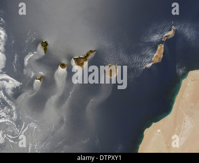 Karmen vortex vent s'écoule autour et entre les îles Canaries est visible par les nuages minces sous le vent en continu Banque D'Images