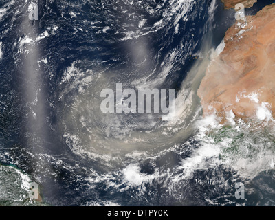 Des tempêtes de poussière de libérer l'Afrique du Sahara occidental et dans l'Atlantique comme le montre cette image satellite de la NASA Banque D'Images