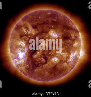 Le 5 novembre 2013, le soleil s'illumina lorsqu'une éruption solaire de classe X-burst dans une grande tache solaire actif. C'était la plus grande de Banque D'Images