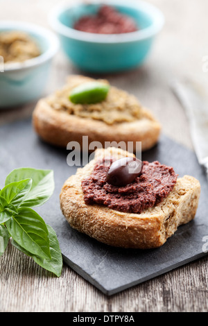 Bol avec produits frais fabriqués à partir de pâte d'olive olives de Kalamata Banque D'Images