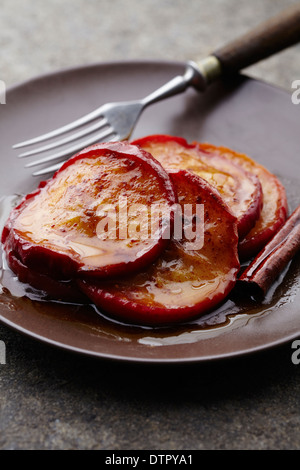 Les pommes cuites avec le sucre brun, le beurre et la cannelle Banque D'Images
