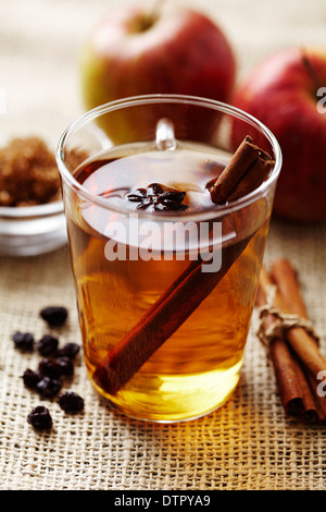 Apple à la cannelle punch chaud Banque D'Images