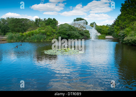 Vue sur le lac en direction de la serre Joseph Banks, Royal Botanic Gardens de Kew, Angleterre Banque D'Images