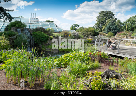 Vue vers le Princess of Wales conservatory Royal Botanic Gardens, Kew, Angleterre Banque D'Images