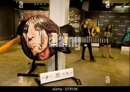 Hollywood, Etats-Unis. Feb 21, 2014. Gibson guitare art project contributor Stacey Wells' guitare inspiré par Alice Cooper sur l'affichage à Bonham's à Hollywood où il a été mis aux enchères pour la charité. Crédit : Robert Landau/Alamy Live News Banque D'Images