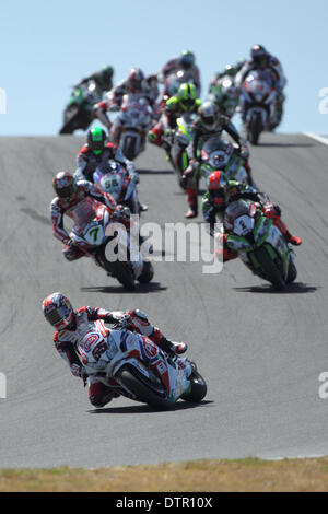 Circuit du Grand Prix de Phillip Island, en Australie. Dimanche, 23 février, 2014. Journée 1, 2014 Championnat du Monde FIM Superbike. La race 1. Cavalier britannique Jonathan Rea (avant) tête en bas Lukey Heights Pata à bord de sa Honda CBR 1000RR superbike. Rea a terminé la première course en 6ème place. Credit : Russell Hunter/Alamy Live News Banque D'Images