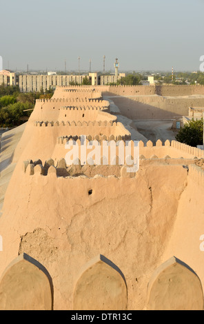 Partie nord-ouest du mur en terre de Ichon-Qala (vieille ville) dans la lumière du soir vu de la forteresse Ark Kuhna, Khiva, Ouzbékistan Banque D'Images