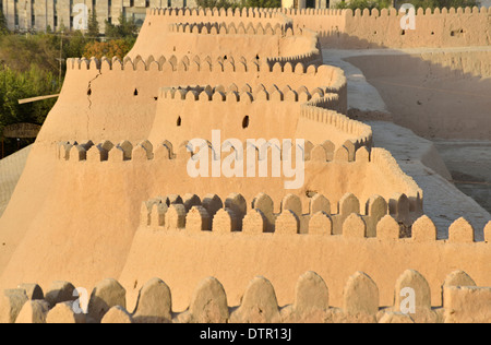 Partie nord-ouest du mur en terre de Ichon-Qala (vieille ville) dans la lumière du soir vu de la forteresse Ark Kuhna, Khiva, Ouzbékistan Banque D'Images