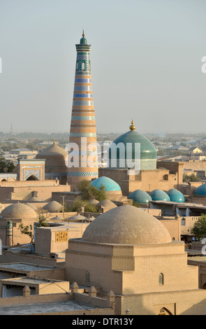 Ichon-Qala (vieille ville) avec l'Islam Khodja mosquée vu de Kuhna forteresse Ark, Khiva, Ouzbékistan Banque D'Images