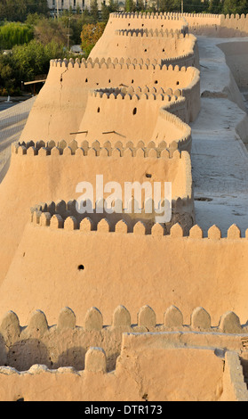 Partie nord-ouest du mur en terre de Ichon-Qala (vieille ville) dans la lumière du soir vu de la forteresse Ark Kuhna, Khiva, Ouzbékistan Banque D'Images