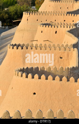 Partie nord-ouest du mur en terre de Ichon-Qala (vieille ville) dans la lumière du soir vu de la forteresse Ark Kuhna, Khiva, Ouzbékistan Banque D'Images