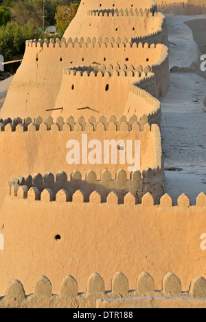 Partie nord-ouest du mur en terre de Ichon-Qala (vieille ville) dans la lumière du soir vu de la forteresse Ark Kuhna, Khiva, Ouzbékistan Banque D'Images