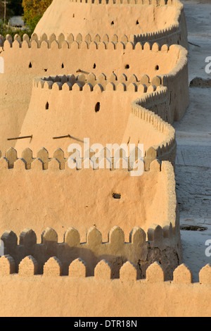 Partie nord-ouest du mur en terre de Ichon-Qala (vieille ville) dans la lumière du soir vu de la forteresse Ark Kuhna, Khiva, Ouzbékistan Banque D'Images