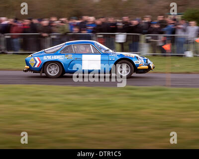 Stoneleigh Park, dans le Warwickshire, Royaume-Uni. Feb 22, 2014. 1969 Renault Alpine A110 rallye voiture en pleine vitesse sur le rallye étape d'essai à la Race Retro exhbition Stoneleigh Park Warwickshire UK 22/2/2014 : Crédit Cabanel/Alamy Live News Banque D'Images