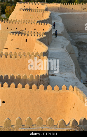 Partie nord-ouest du mur en terre de Ichon-Qala (vieille ville) dans la lumière du soir vu de la forteresse Ark Kuhna, Khiva, Ouzbékistan Banque D'Images