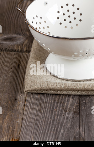 Passoire se dresse sur une table de cuisine rustique avec copie espace dans la zone inférieure de l'image Banque D'Images