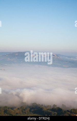Brume matinale sur les pentes de Montepulciano, Toscane, Italie. Crédit obligatoire Jo Whitworth Banque D'Images