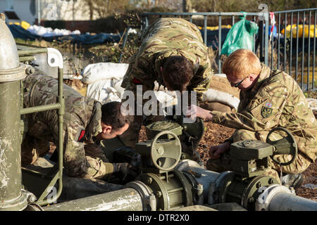 Burrowbridge, UK. Feb 22, 2014. Une nouvelle pompe est acheminé par hélicoptère Merlin est rendu opérationnel par des commandos de l'armée à Burrowbridge le 22 février 2014. La pompe d'alimentation de la station de pompage se Saltmoor, géré par l'Agence de l'environnement, avec du carburant diesel pour son addiitional pompes à eau qui ont été installés pour supprimer le volume élevé d'eau des crues de l'Icefiord Apartments et champs environnants autour de village de la lande et de la pompe dans le fleuve Parrett où il est emporté par la marée. C'est la pire inondation sur les niveaux de Somerset dans l'histoire vivante. Banque D'Images