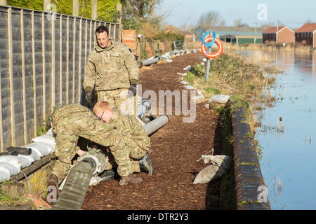 Burrowbridge, UK. Feb 22, 2014. Une nouvelle pompe est acheminé par hélicoptère Merlin est rendu opérationnel par des commandos de l'armée à Burrowbridge le 22 février 2014. La pompe d'alimentation de la station de pompage se Saltmoor, géré par l'Agence de l'environnement, avec du carburant diesel pour son addiitional pompes à eau qui ont été installés pour supprimer le volume élevé d'eau des crues de l'Icefiord Apartments et champs environnants autour de village de la lande et de la pompe dans le fleuve Parrett où il est emporté par la marée. Carburant sera effectué plusieurs centaines de mètres le long de la rive de la rivière Parrett à la station de pompage. Banque D'Images